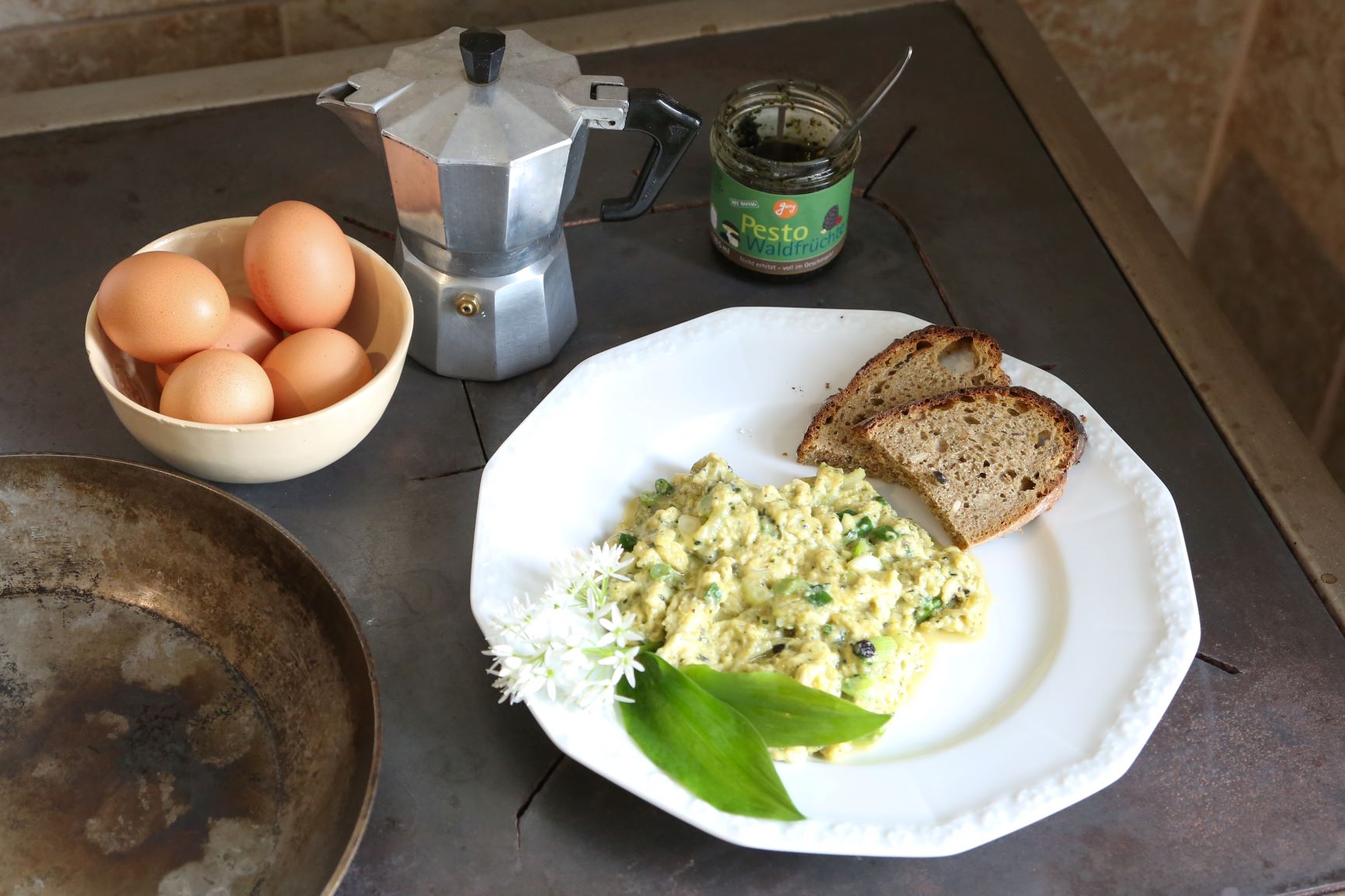 Cremiges Rührei mit Kürbiskern-Pesto