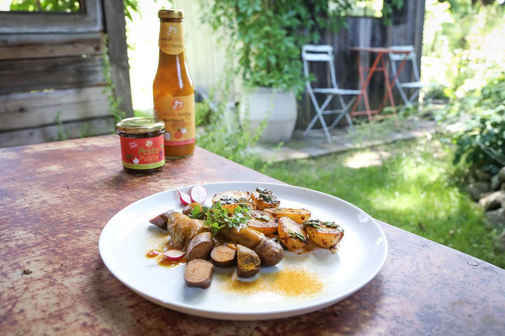 Currywurst mit würzigem Kürbisketchup & knusprigen Bratkartoffeln