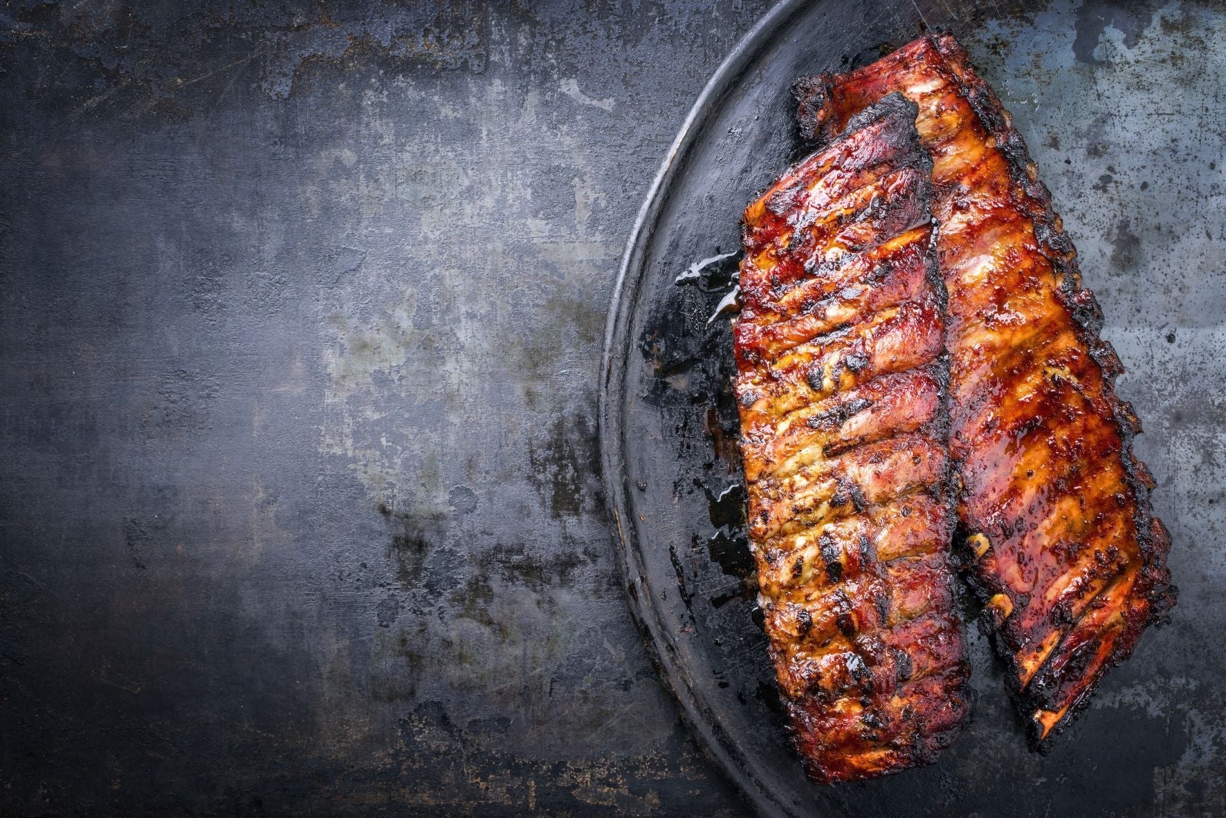 Zarte Spareribs aus dem Dutch Oven mit BBQ-Glasur