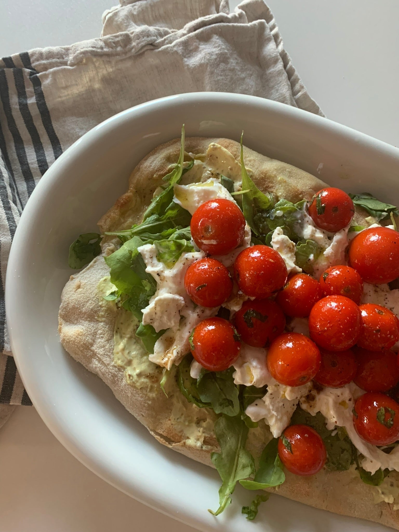 Frühlings-Pinsa mit Bärlauch-Creme