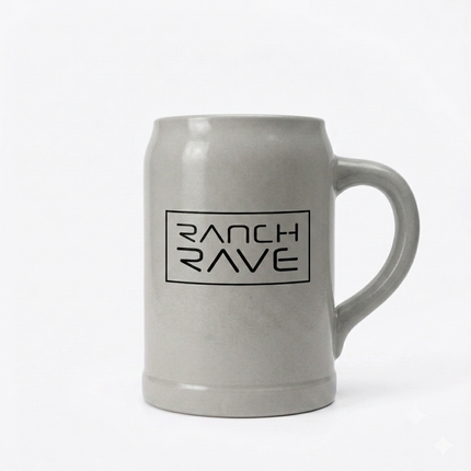Grauer traditioneller Bierkrug aus Steingut mit schwarzem Ranch Rave Logo