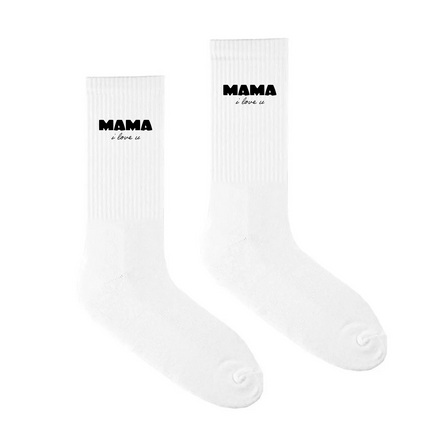 Komplett weiße Socken zum Muttertag aus Bio-Baumwolle mit dem bedruckten Schriftzug Mama I love you.