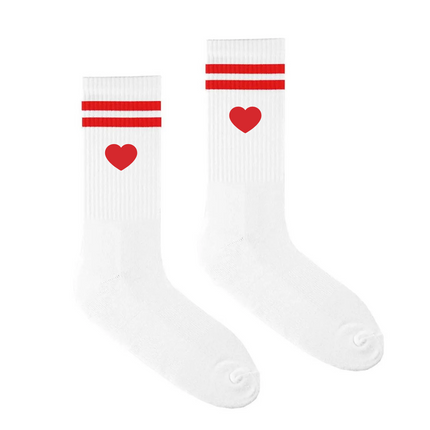 Weiße Socken zum Muttertag mit einem roten Herz-Aufdruck, die optional mit einem Wunschnamen personalisiert werden können.