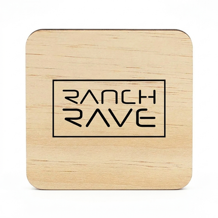 Quadratischer Getränkeuntersetzer aus hellem Holz mit dem schwarzen Ranch Rave Logo
