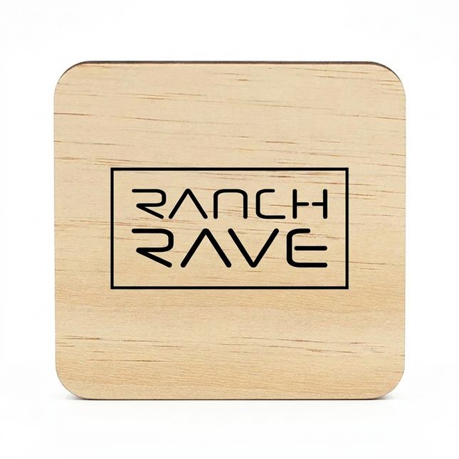 Quadratischer Getränkeuntersetzer aus hellem Holz mit dem schwarzen Ranch Rave Logo