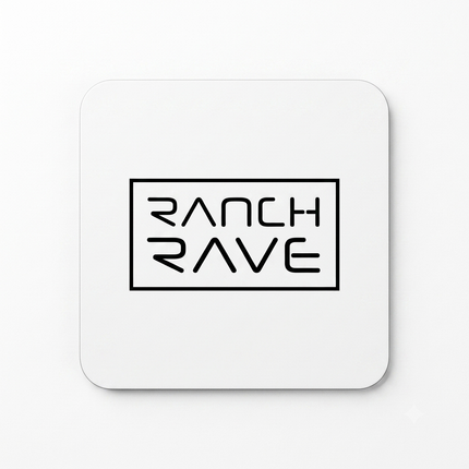 Quadratischer, weißer Getränkeuntersetzer mit glänzender Oberfläche und schwarzem Ranch Rave Logo