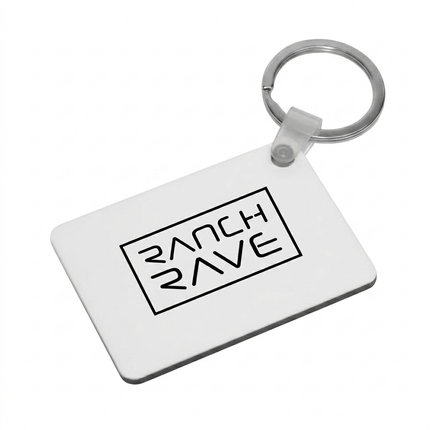 Weißer, rechteckiger Schlüsselanhänger mit schwarzem Ranch Rave Logo